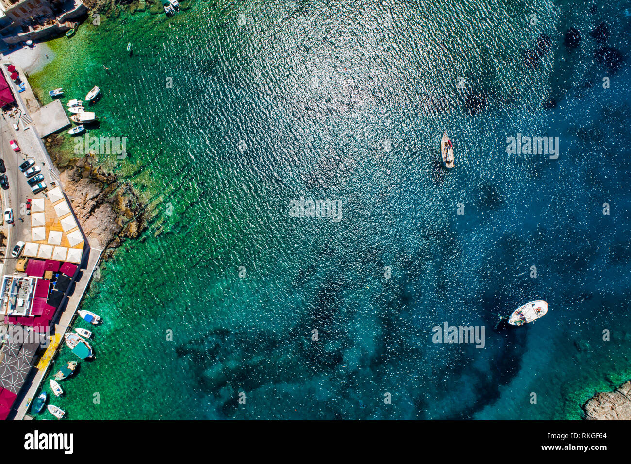 Vue aérienne de Gerolimenas en Laconie, est l'un des plus pittoresque de Mani avec un petit port naturel. Péloponnèse, Grèce Banque D'Images