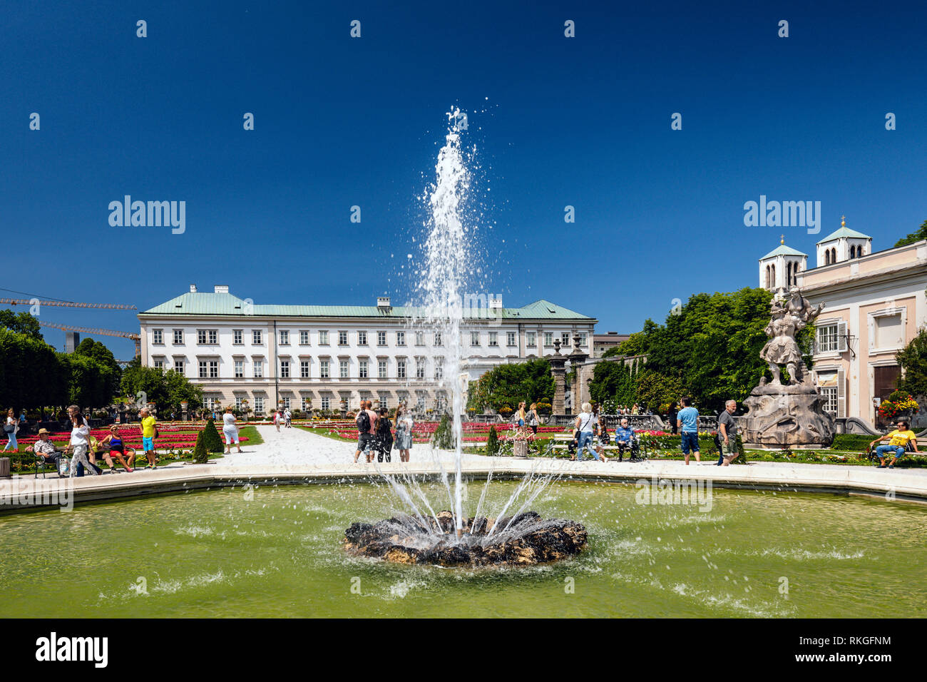 Fontaine et lits de fleurs colorées et le palais Schloss ou jardins Mirabell à Salzbourg, Autriche Europe Banque D'Images