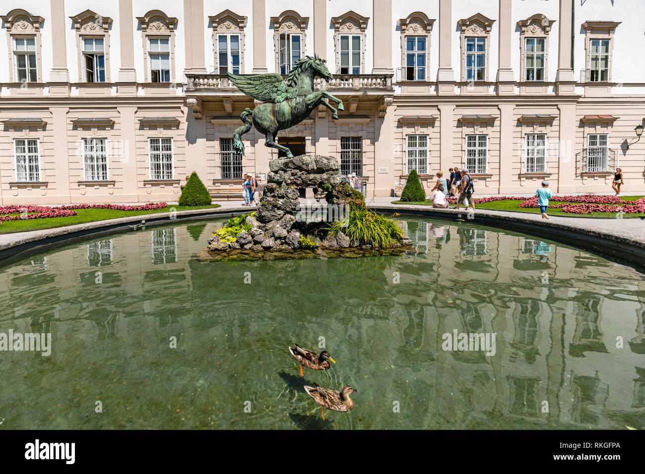 Fontaine au Palais Mirabell et ses jardins, Salzbourg, Autriche. Banque D'Images