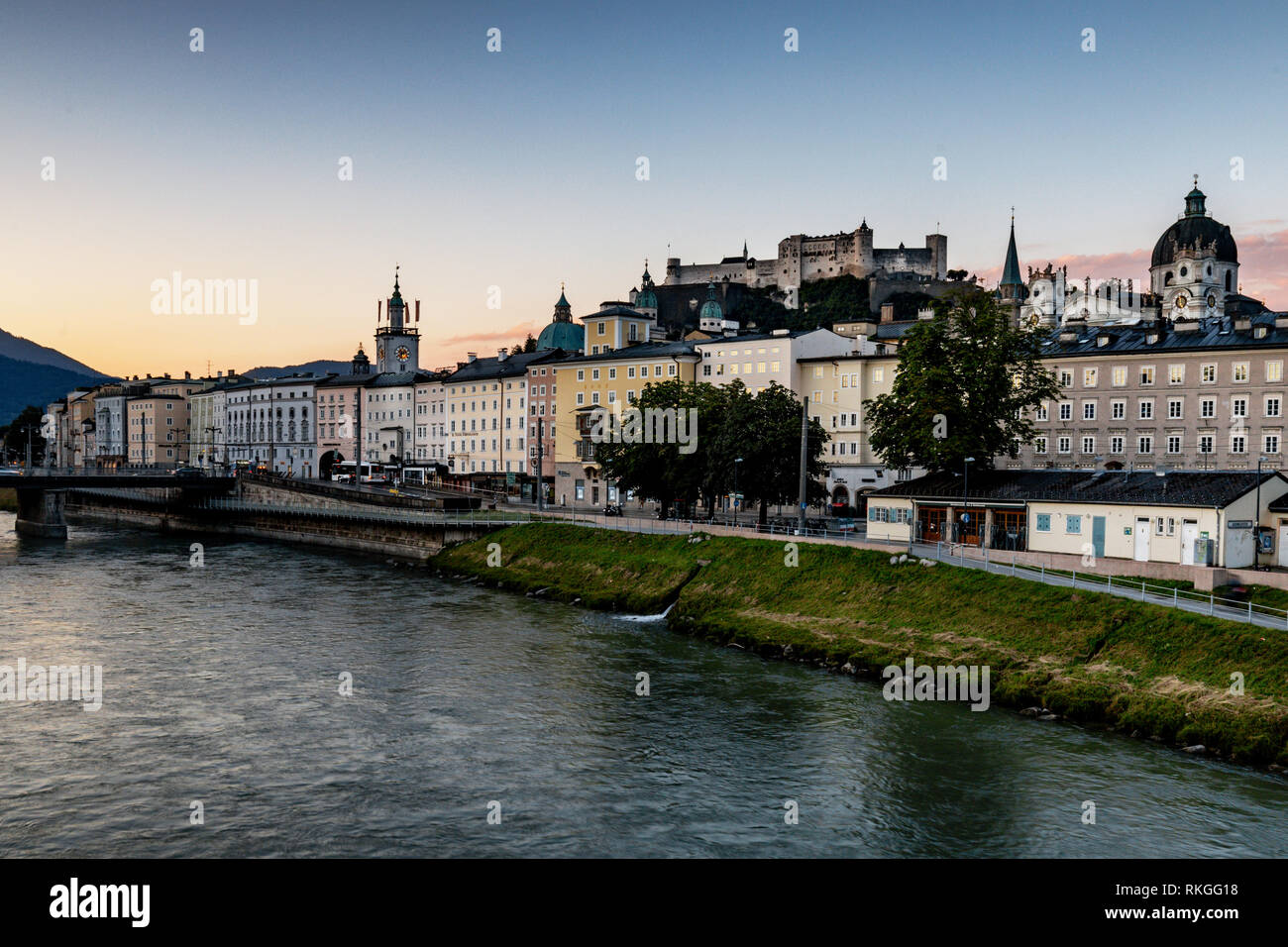La rivière Salzach divise la vieille ville de la nouvelle ville, avec la Forteresse de Hohensalzburg dans la distance, Salzbourg, Autriche. Pris au petit matin. Banque D'Images