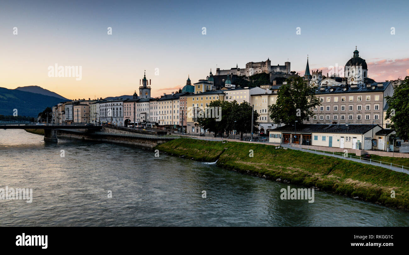 La rivière Salzach divise la vieille ville de la nouvelle ville, avec la Forteresse de Hohensalzburg dans la distance, Salzbourg, Autriche. Pris au petit matin. Banque D'Images