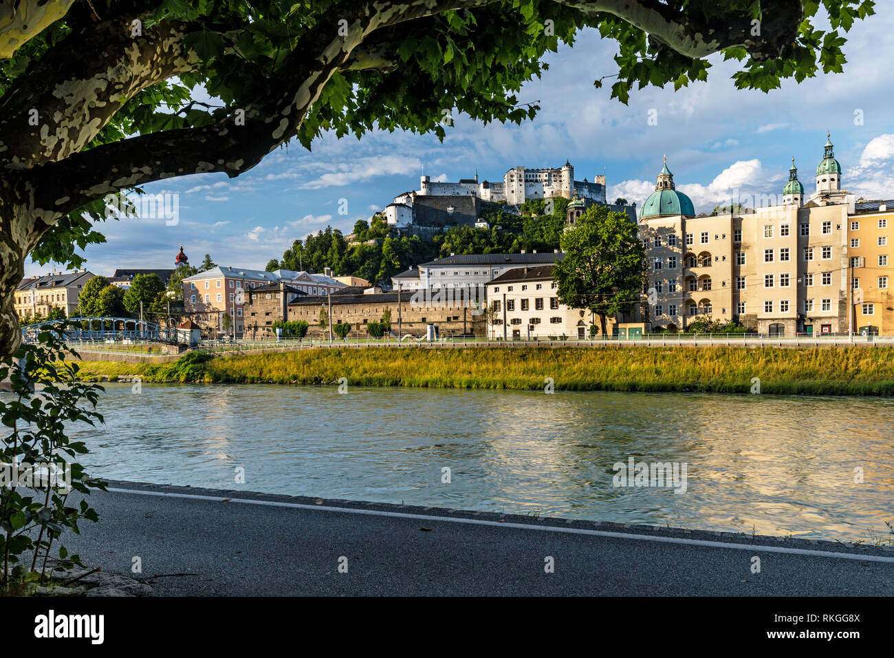 Vue sur la vieille ville de l'autre côté de la rivière Salzach avec la Cathédrale et la forteresse de Hohensalzburg, dans la distance, Salzbourg, Autriche. Banque D'Images