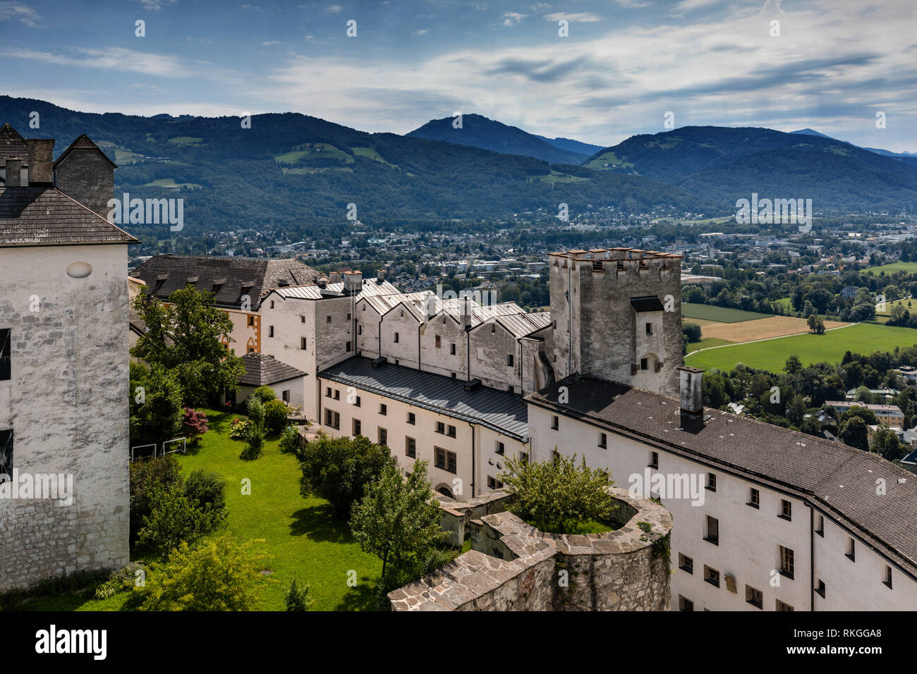 Vue de la forteresse de Hohensalzburg et montagnes, Salzbourg, Autriche Banque D'Images