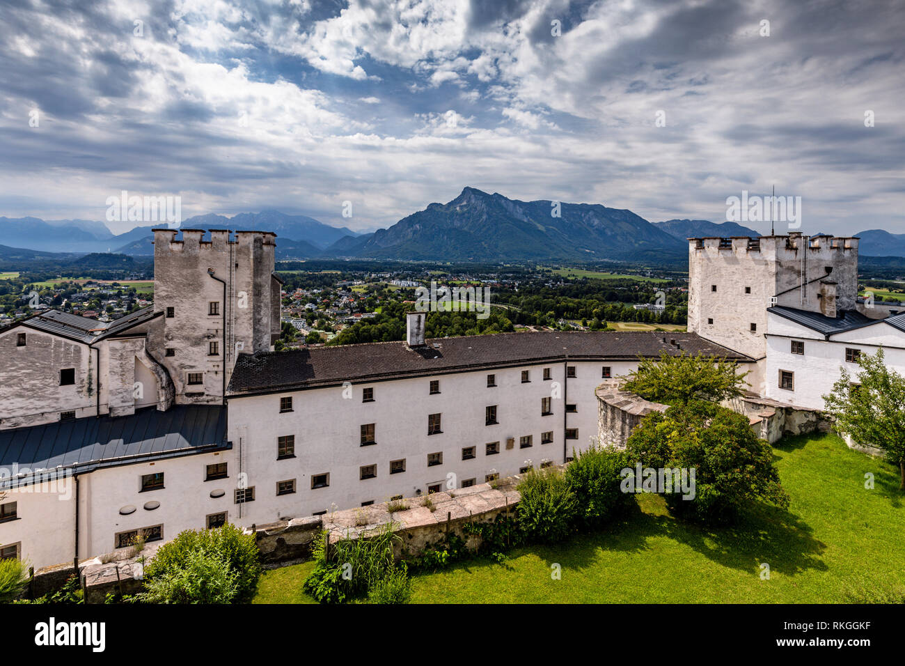 Vue de la forteresse de Hohensalzburg (château) et montagnes, Salzbourg, Autriche Banque D'Images