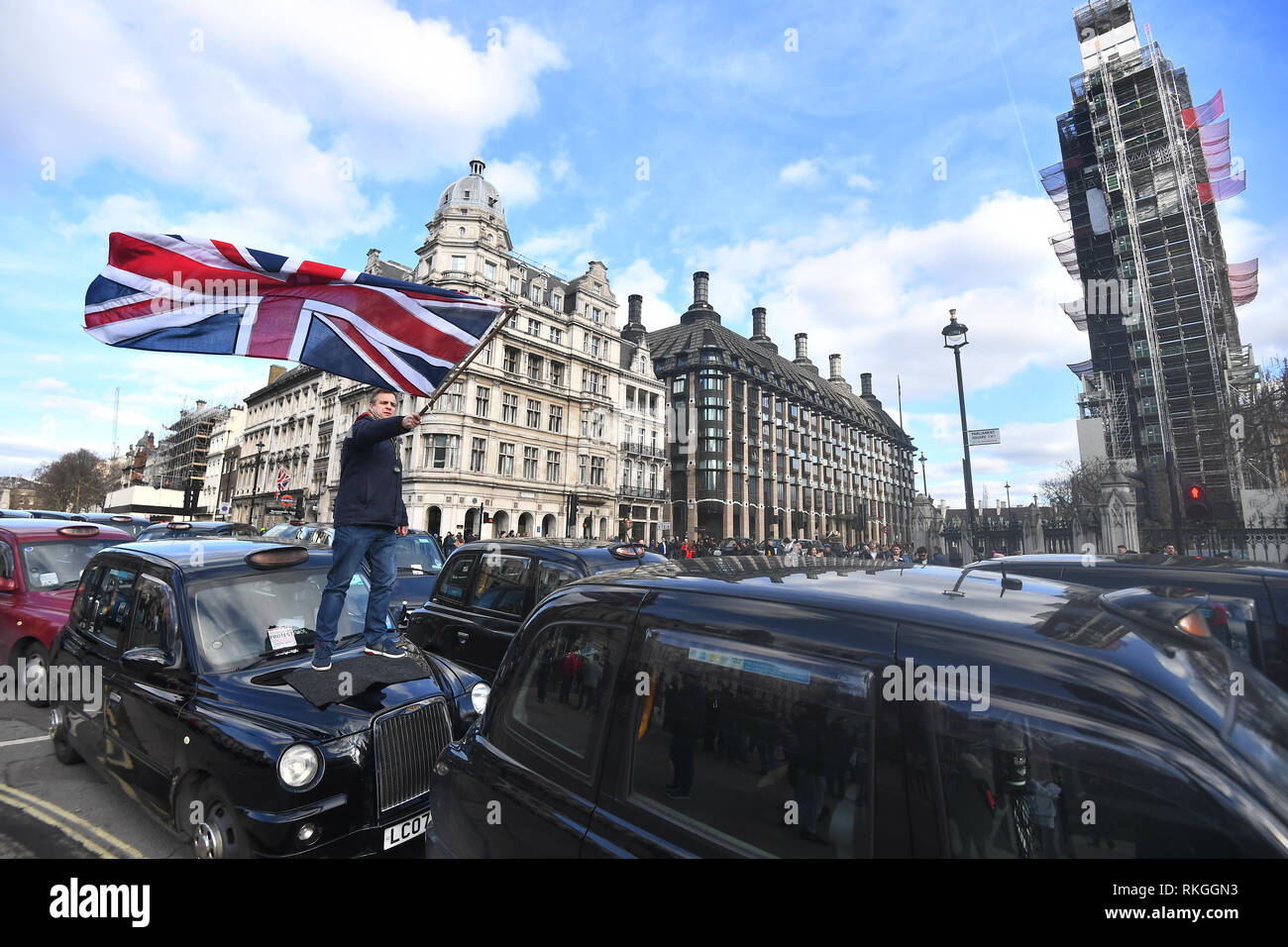 Les chauffeurs de taxi bloquer la route pendant une manifestation devant les Chambres du Parlement à Londres, dans la dernière étape de la protestation contre la TFL et autorités locales qui restreignent leur accès à des parties de Londres. Banque D'Images
