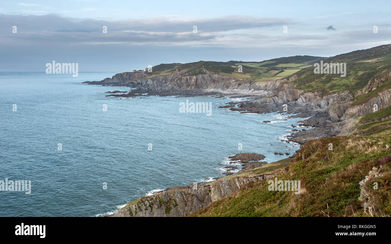 Vue sur la baie de Rockham et Bull Point Lighthouse près d'Illfracombe Devon Uk Banque D'Images Vue sur la baie de Rockham et Bull Point Lighthouse près d'Illfracombe Devon Uk Banque D'Images