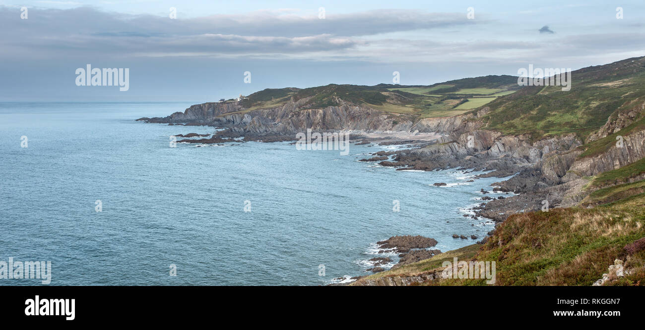 Vue sur la baie de Rockham et Bull Point Lighthouse près d'Illfracombe Devon Uk Banque D'Images Vue sur la baie de Rockham et Bull Point Lighthouse près d'Illfracombe Devon Uk Banque D'Images
