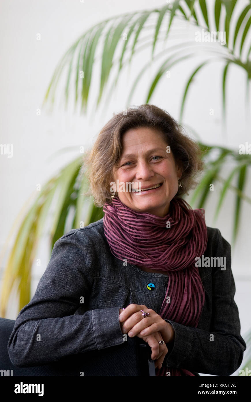 Harriet Lamb photographié pour l'indépendance lorsqu'elle a été le PDG de Fairtrade à ses bureaux de Londres. 2008 Wikipedia : Harriet Lamb, CBE (né le 3 juin 1961) est le chef de la direction de l'organisation de consolidation de International Alert, un rôle qu'elle a pris en novembre 2015.[2] Elle a été directrice exécutive de la Fairtrade Foundation du Royaume-Uni à partir de 2001-2012. Auparavant, elle a été l'un des principaux militant pour un commerce équitable. En septembre 2012, elle devient Directeur Général de la global normes, certification et développement, organisation de producteurs internationaux Fairtrade Banque D'Images