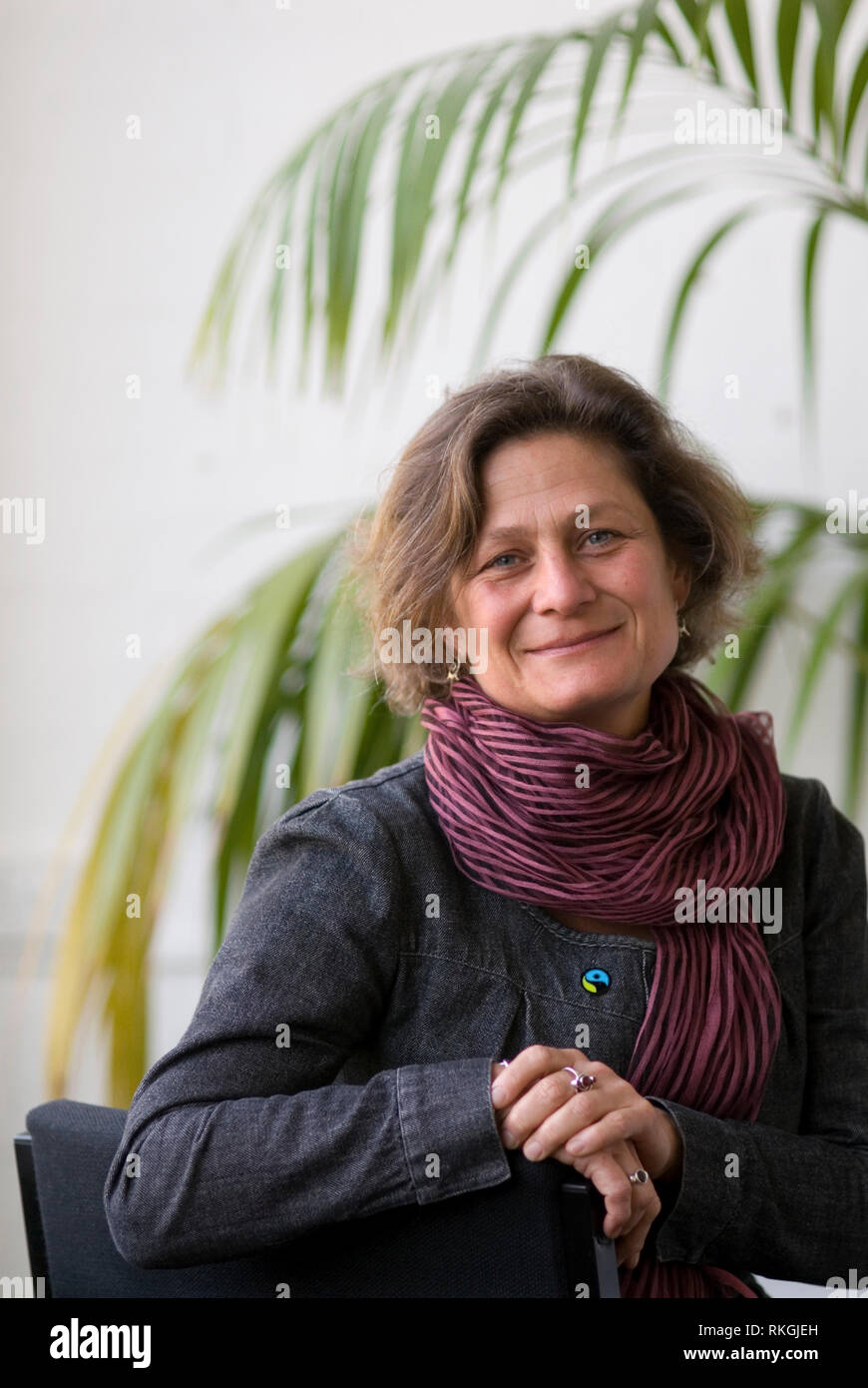 Harriet Lamb photographié pour l'indépendance lorsqu'elle a été le PDG de Fairtrade à ses bureaux de Londres. 2008 Wikipedia : Harriet Lamb, CBE (né le 3 juin 1961) est le chef de la direction de l'organisation de consolidation de International Alert, un rôle qu'elle a pris en novembre 2015.[2] Elle a été directrice exécutive de la Fairtrade Foundation du Royaume-Uni à partir de 2001-2012. Auparavant, elle a été l'un des principaux militant pour un commerce équitable. En septembre 2012, elle devient Directeur Général de la global normes, certification et développement, organisation de producteurs internationaux Fairtrade Banque D'Images