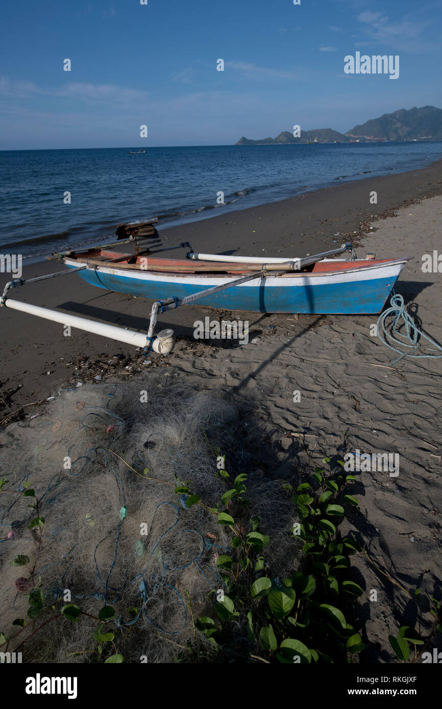 Plage, avec filets et bateaux de pêche, Dili, Timor oriental Banque D'Images