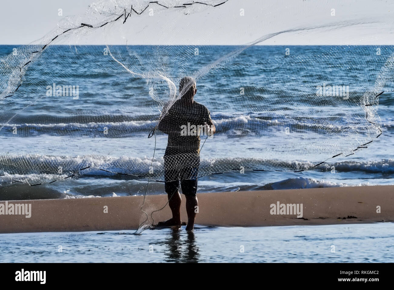 Alpheios, Grèce - le 17 août 2018 : Fisherman casting net durant le jour dans le delta du fleuve Alpheios dans le Péloponnèse, en Grèce Banque D'Images