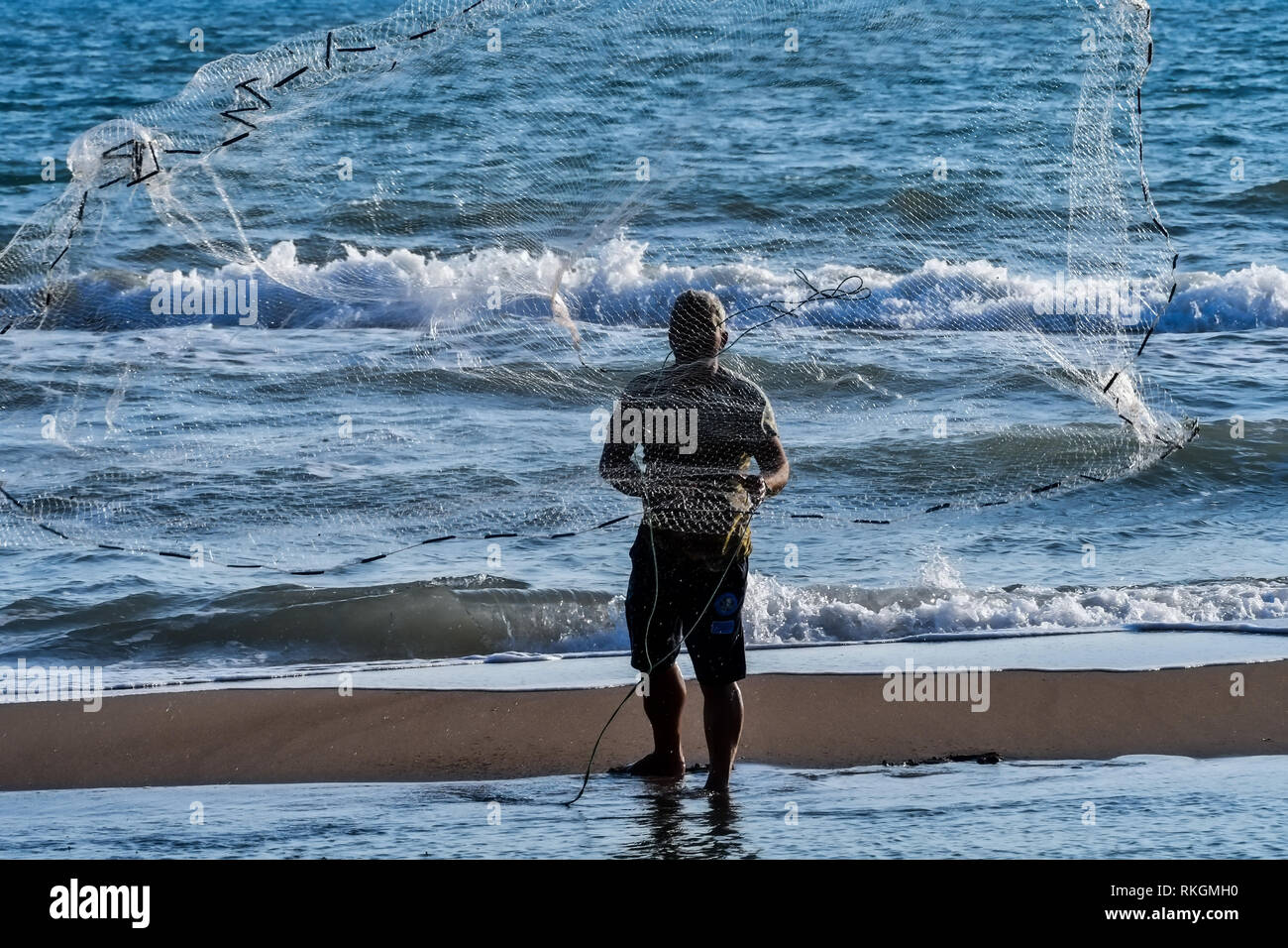 Alpheios, Grèce - le 17 août 2018 : Fisherman casting net durant le jour dans le delta du fleuve Alpheios dans le Péloponnèse, en Grèce Banque D'Images