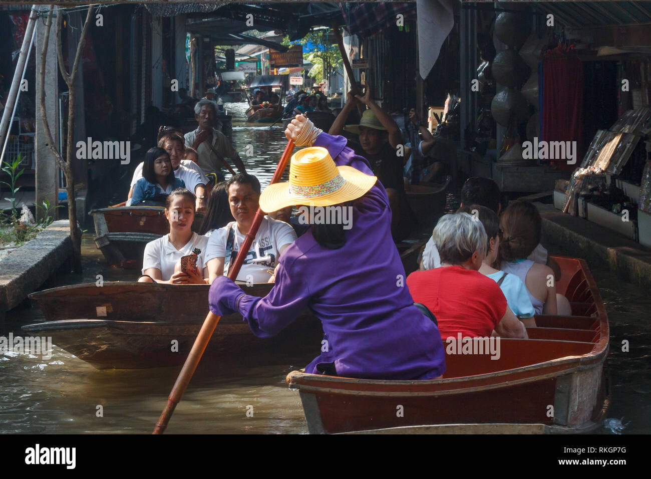 Damnoen Saduak, Thaïlande - 4 mars 2017 : les touristes en bateaux. Le marché flottant est une destination touristique très atrraction Banque D'Images