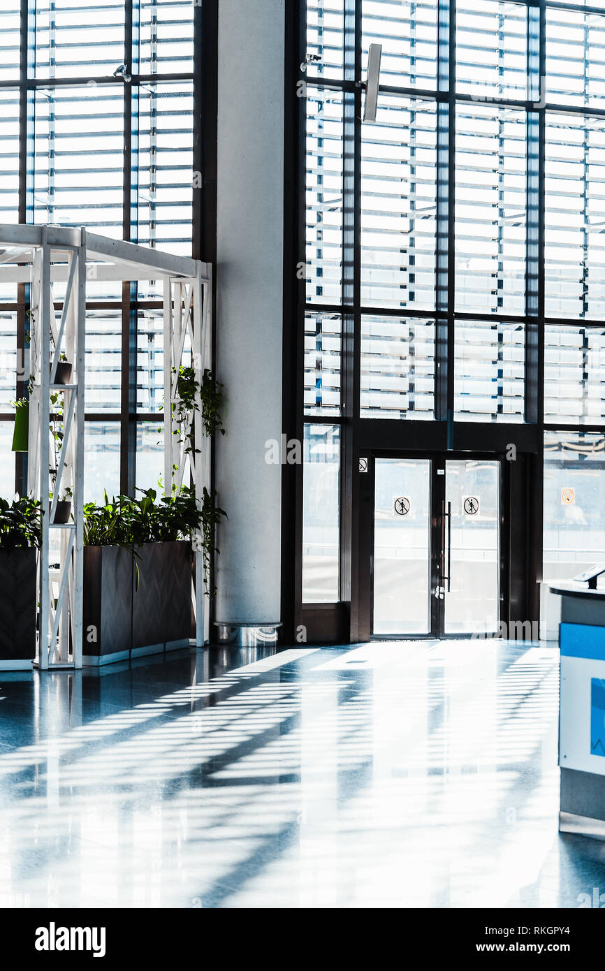 Hall de l'aéroport moderne avec de grandes fenêtres et d'entrée. Concept de l'aéroport de contemporain. Banque D'Images