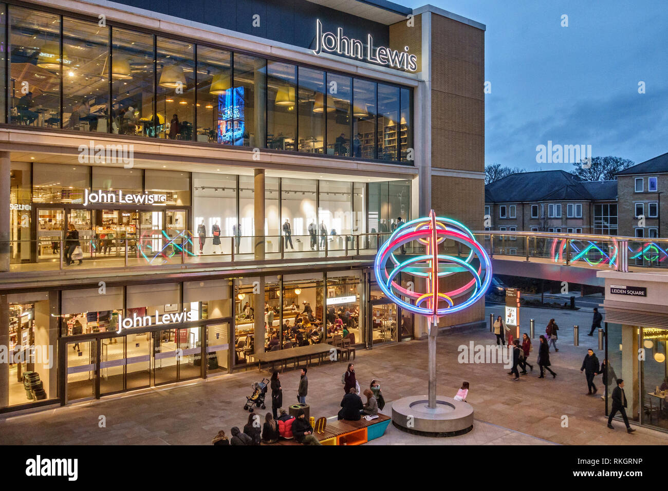 Oxford, UK. Le John Lewis department store à Leiden Square dans le nouveau centre commercial Westgate, ouvert en 2017 - soir Banque D'Images