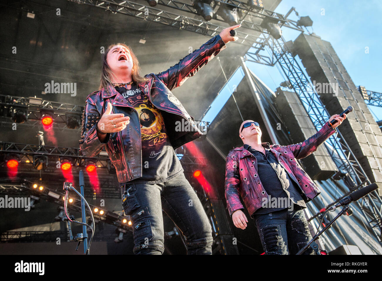 La Suède, Solvesborg - 07 juin, 2018. Le régime allemand metal Helloween effectue un concert live au cours de la fête de la musique suédoise Sweden Rock Festival 2018. Ici chanteurs Michael Kiske (R) et Andi Deris (L) sont vus sur scène. (Photo crédit : Gonzales Photo - Terje Dokken). Banque D'Images