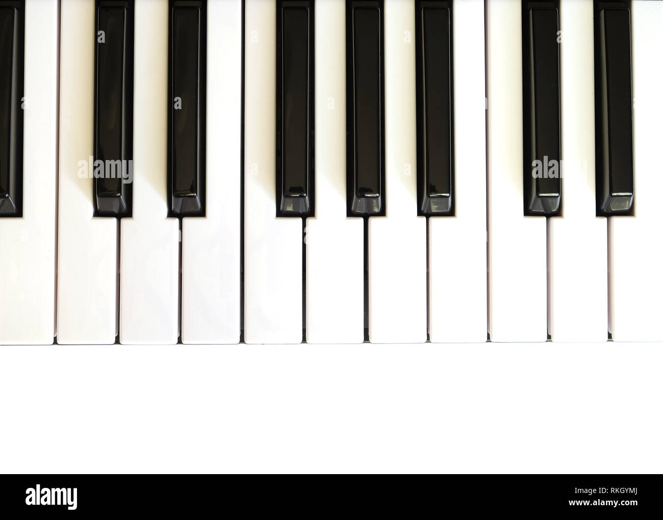 Clavier de piano avec des touches de noir et blanc isolé sur fond blanc haut voir photo close up Banque D'Images