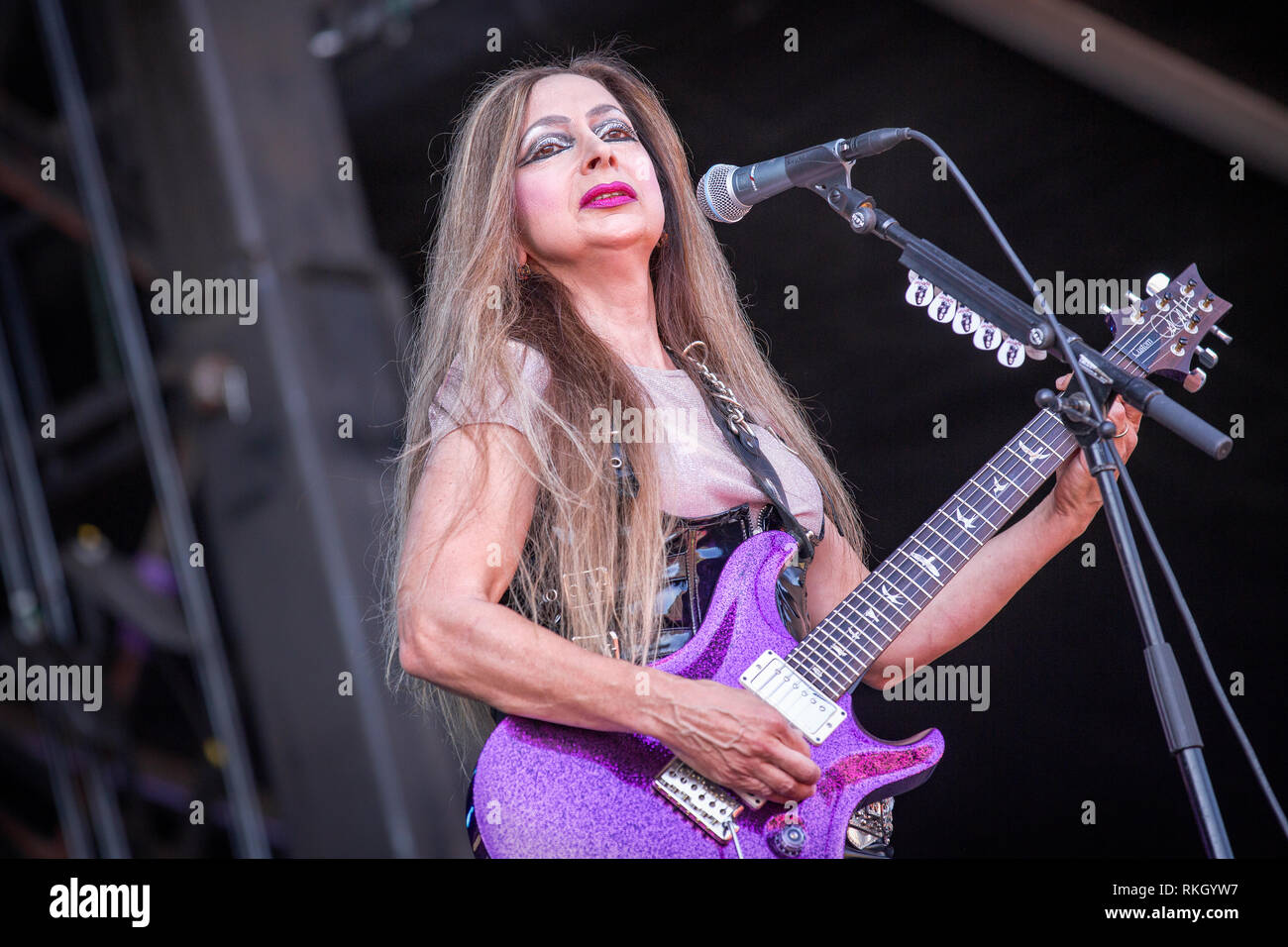 La Suède, Solvesborg - 8 juin 2018. Le groupe de hard rock américain Madame X effectue un concert live au cours de la fête de la musique suédoise Sweden Rock Festival 2018. Ici guitariste Maxine Petrucci est vu sur scène. (Photo crédit : Gonzales Photo - Terje Dokken). Banque D'Images