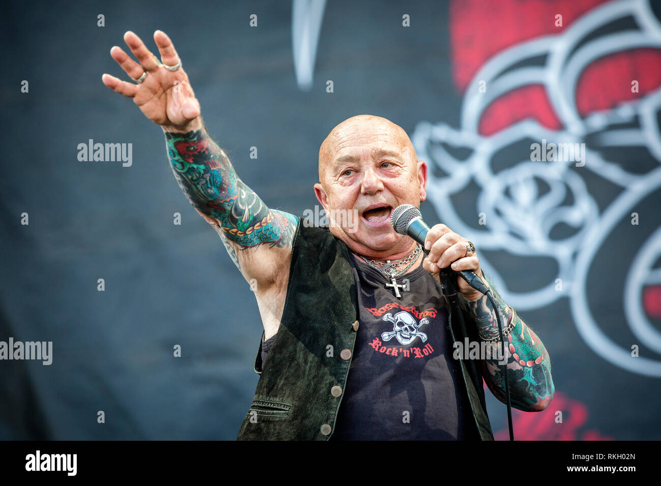 La Suède, Solvesborg - 07 juin, 2018. Le groupe de rock australien Rose Tattoo effectue un concert live au cours de la fête de la musique suédoise Sweden Rock Festival 2018. Ici le chanteur Angry Anderson est vu sur scène. (Photo crédit : Gonzales Photo - Terje Dokken). Banque D'Images