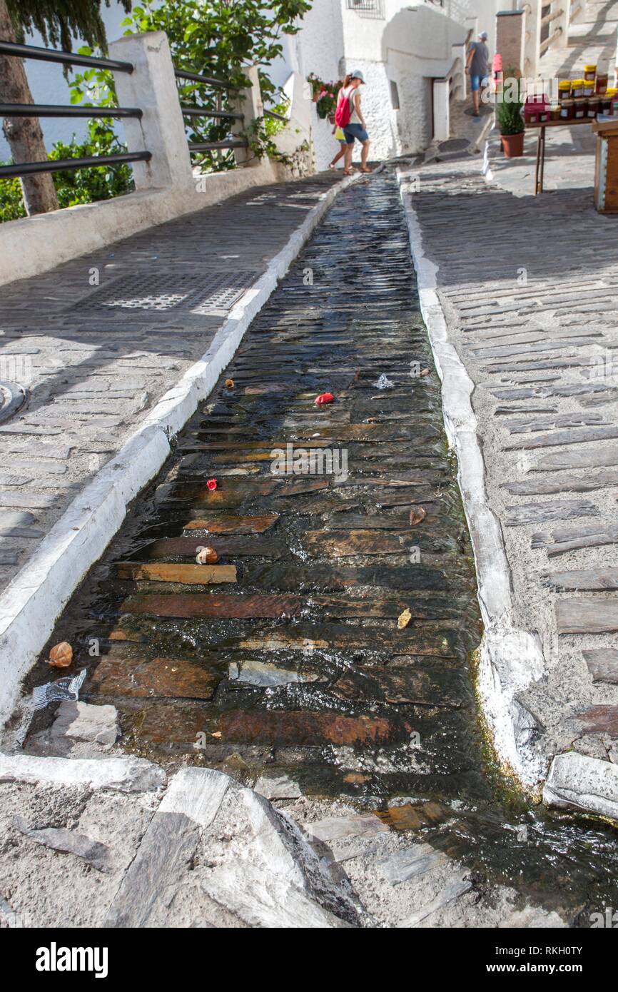 Belle rue tranquille avec canal d'eau au milieu, Alpujarras, Granada, Espagne. Banque D'Images