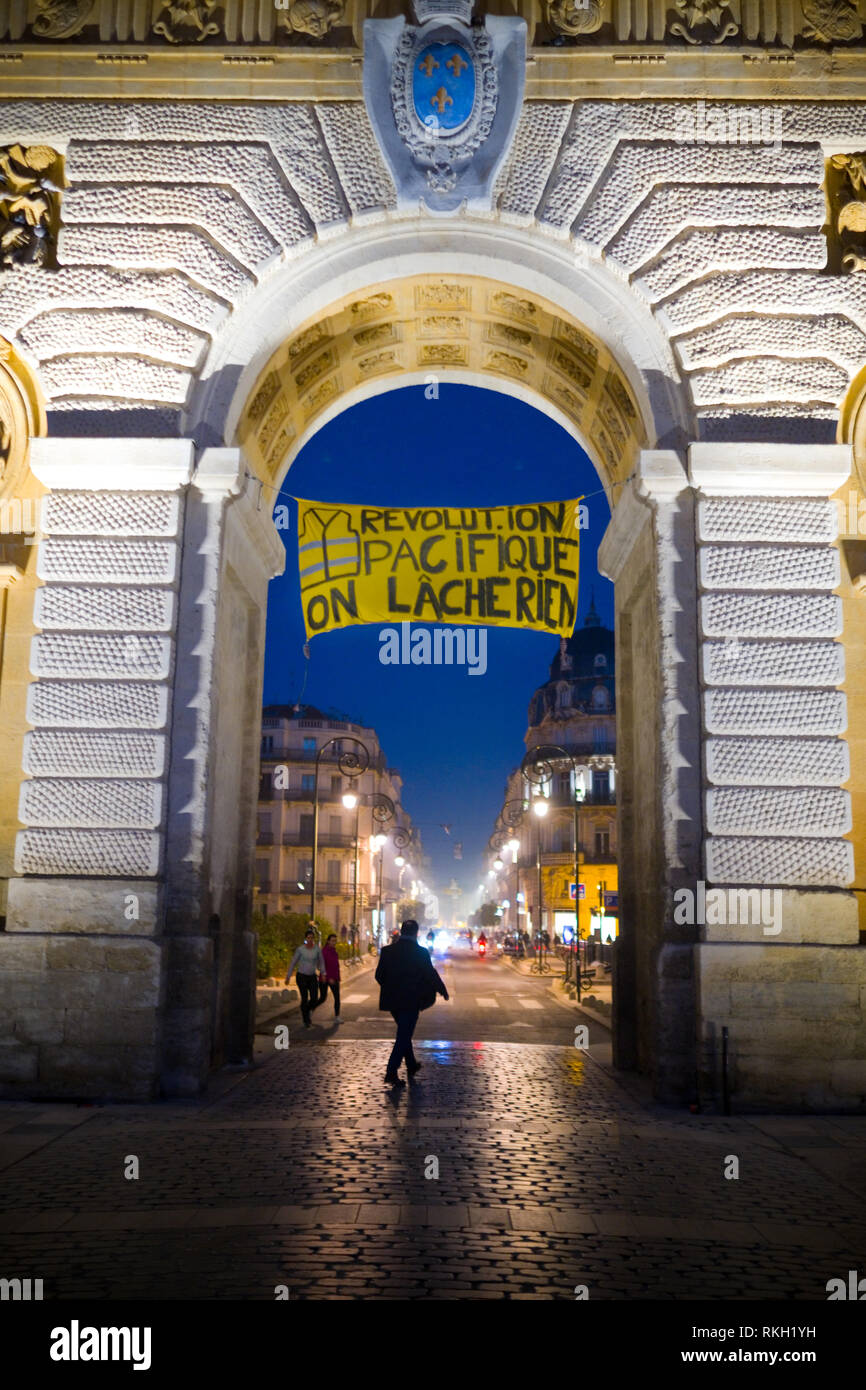 Une bannière à la main faites par les gilets jaune au cours des récentes  manifestations est suspendu une arche menant à la rue Foch, une rue  principale à Montpellier, France Photo Stock -