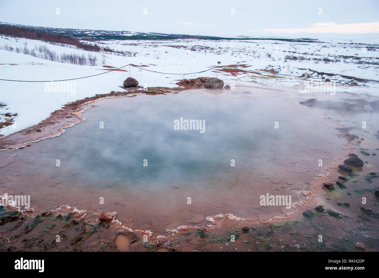 Islande : Geysir est un célèbre Hot spring dans la zone géothermique de la vallée de Haukadalur, trouvés dans le sud-ouest de l'Islande. Si lui-même est actif rarement Geysir Banque D'Images