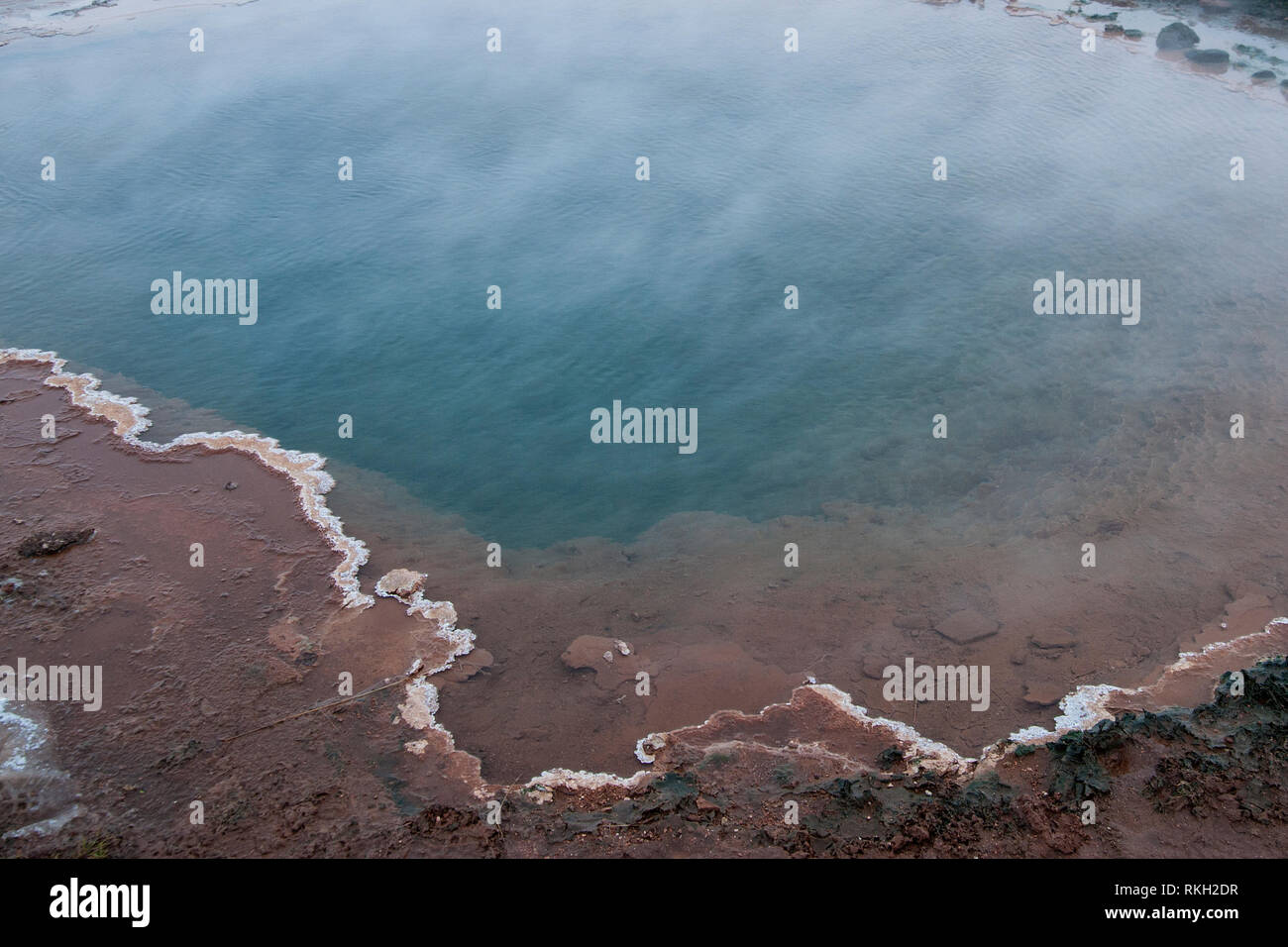 Islande : Geysir est un célèbre Hot spring dans la zone géothermique de la vallée de Haukadalur, trouvés dans le sud-ouest de l'Islande. Si lui-même est actif rarement Geysir Banque D'Images