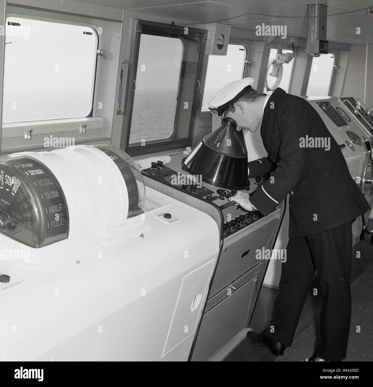 Années 1960, Union-Castle bateau de croisière, un agent en uniforme sur le pont du navire dans la salle de contrôle ou à la plate-forme à un instrument radar. Banque D'Images