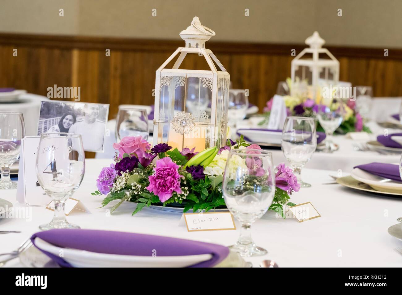 Centres de table de réception de mariage de lanternes à bougie sur des  tables décorées avec des fleurs d'un fleuriste local Photo Stock - Alamy