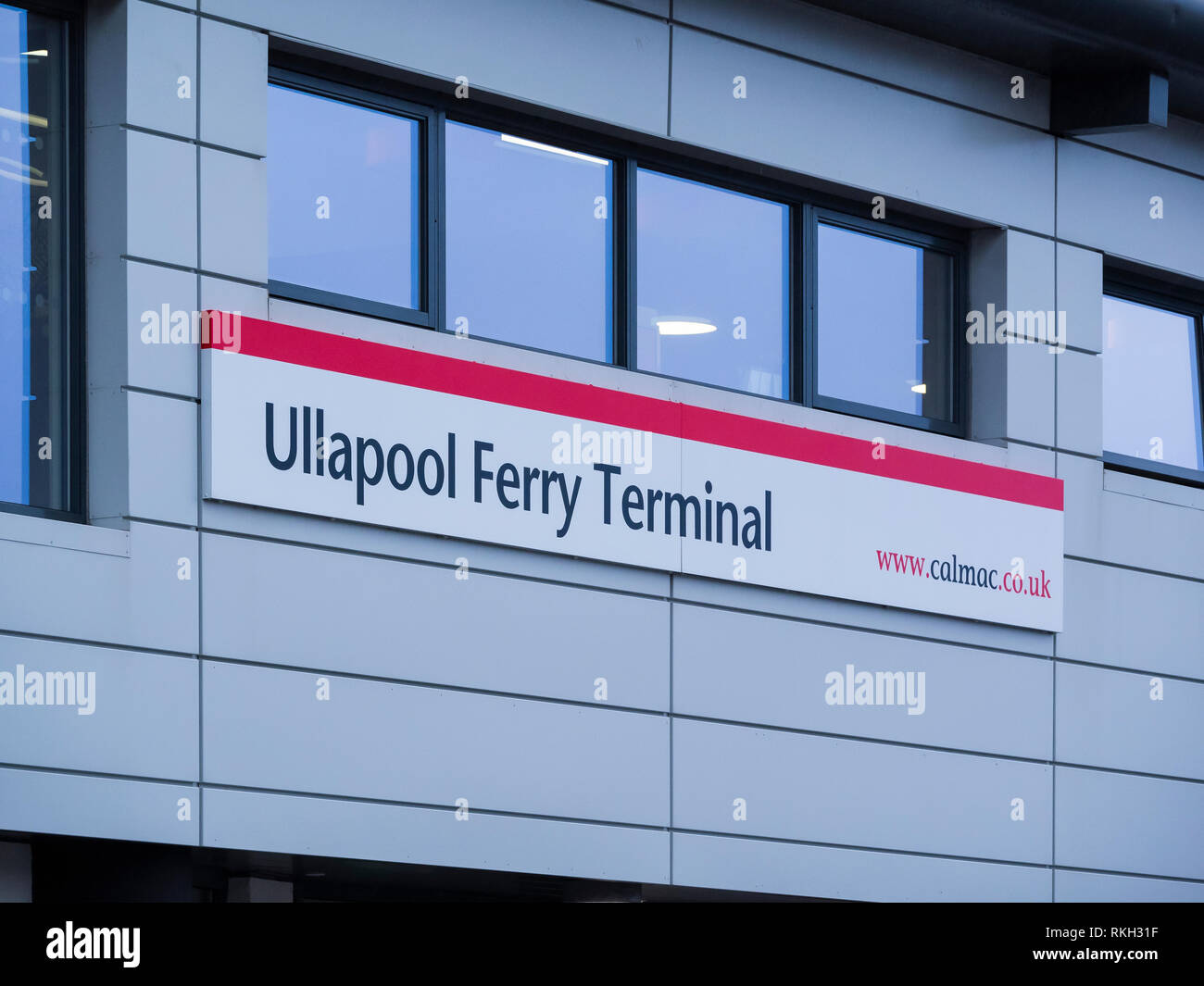 Inscrivez-vous sur Ullapool Ferry Terminal building. Location et service de traversier exploité par Caledonian MacBrayne. Ullapool, Highland, Scotland Banque D'Images