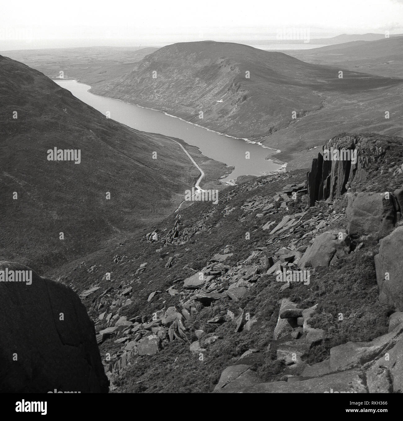 Années 1950, une vue sur la vallée et le lac dans le magnifique paysage sauvage de Co. Antrim, en Irlande du Nord, l'accueil de la célèbre Chaussée des Géants. Banque D'Images