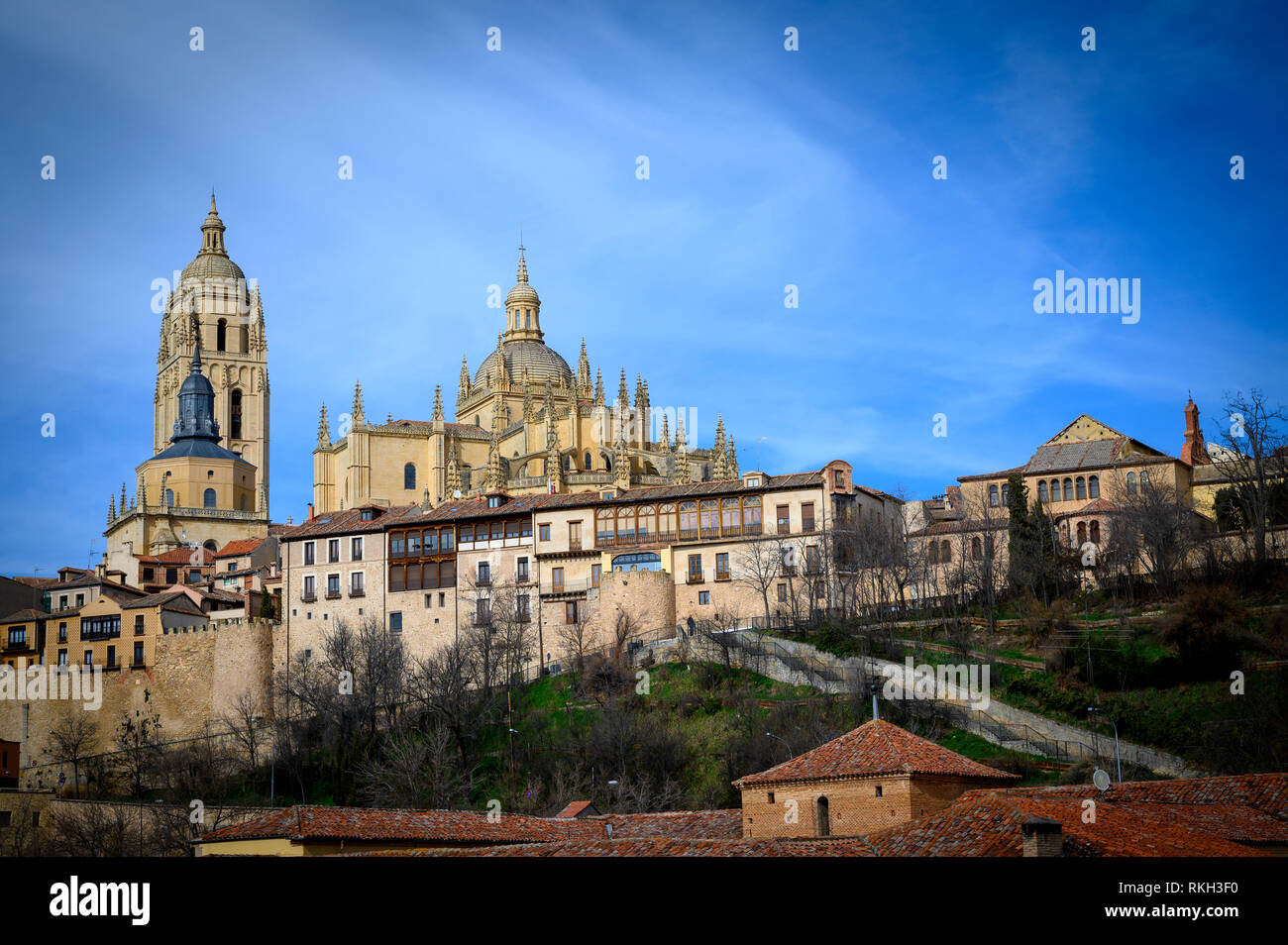 Vue de la cathédrale de Ségovie du quartier de la Juderia Banque D'Images