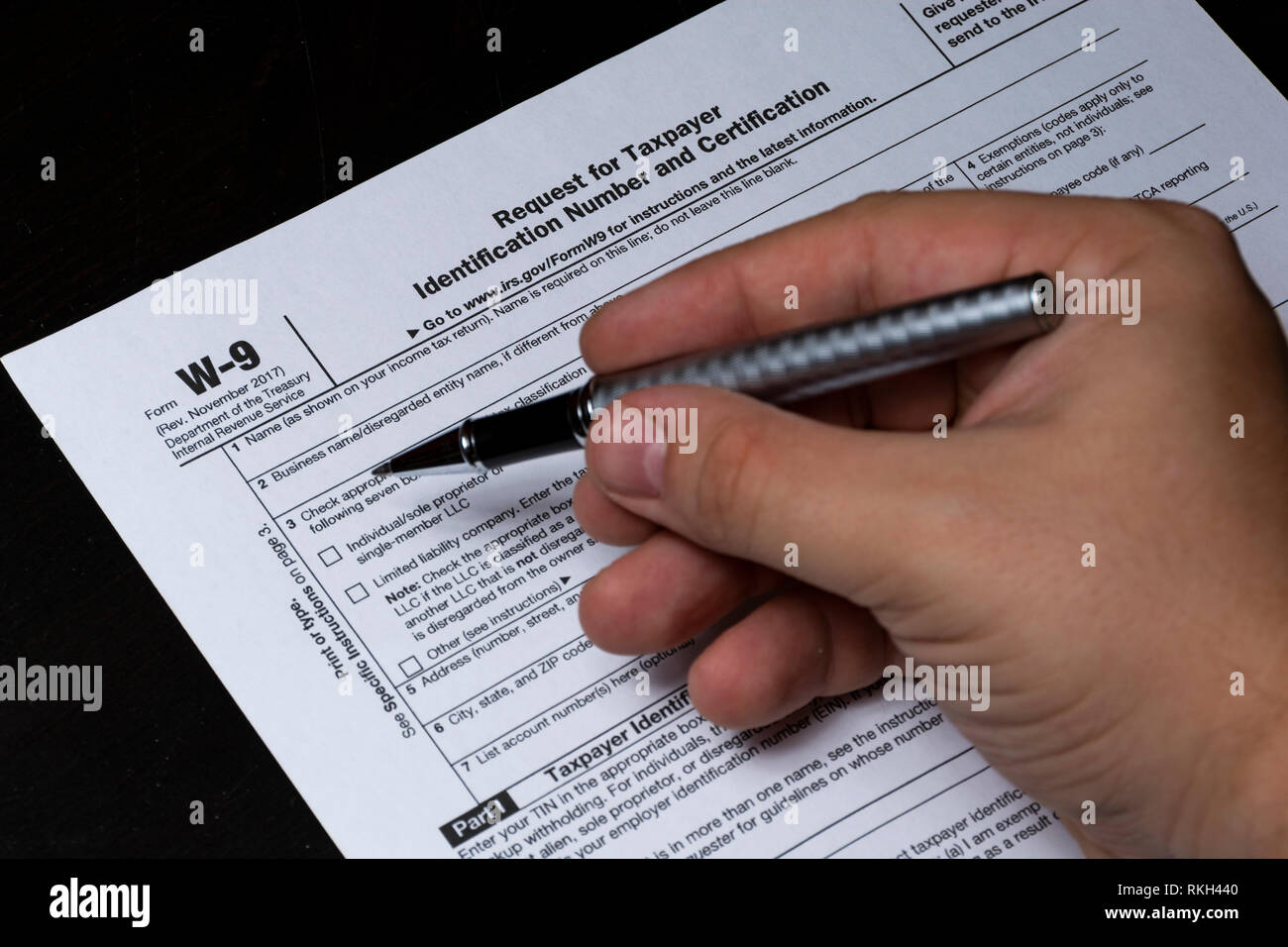 Remplir le formulaire W-9 de l'impôt de l'IRS pour les entrepreneurs indépendants comme l'Uber ou Lyft pilotes. Banque D'Images