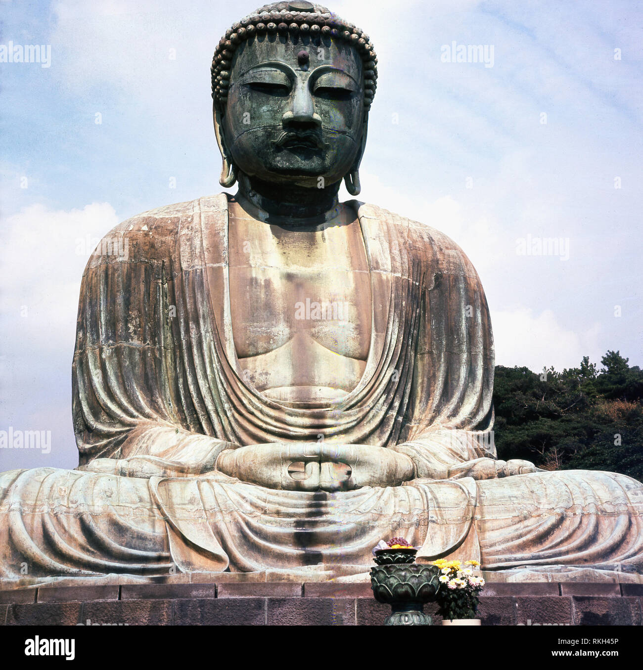 Années 1960, une vue sur le Grand Bouddha (Daibutsu) à Tailzan Shojosenji,Kotokuin dans la ville de Kamakura, au Japon. Cette grande - plus de 13 mètres de haut - une statue en bronze d'Amida Buddha est une des plus célèbres icônes culturelles du Japon et remonte à 1252. Banque D'Images
