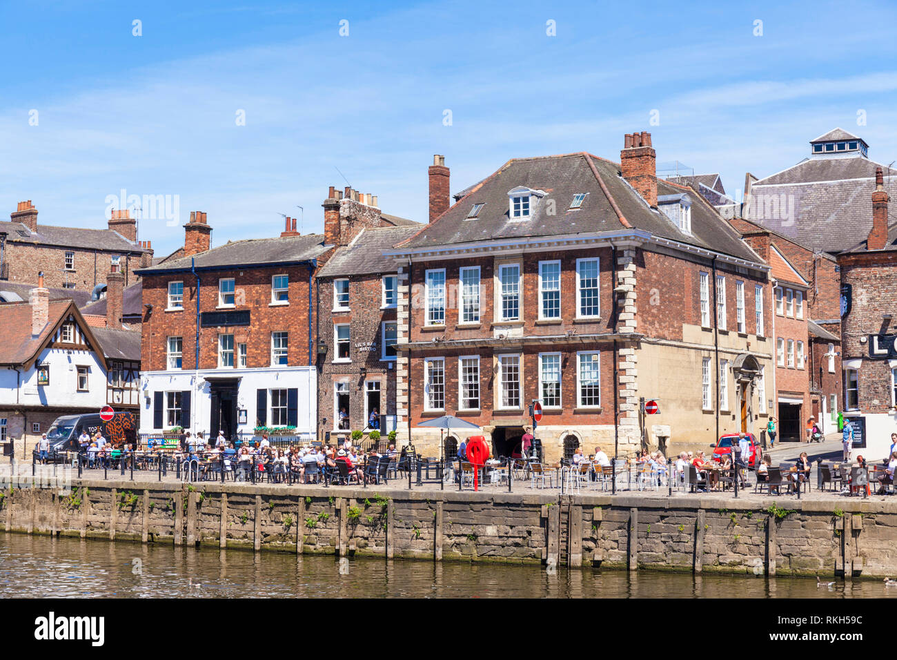 Les gens de boire et manger à l'extérieur divers pubs al fresco sur Kings Staithes riverside rivière Ouse le centre-ville de York York Yorkshire UK GO Europe Eingland Banque D'Images