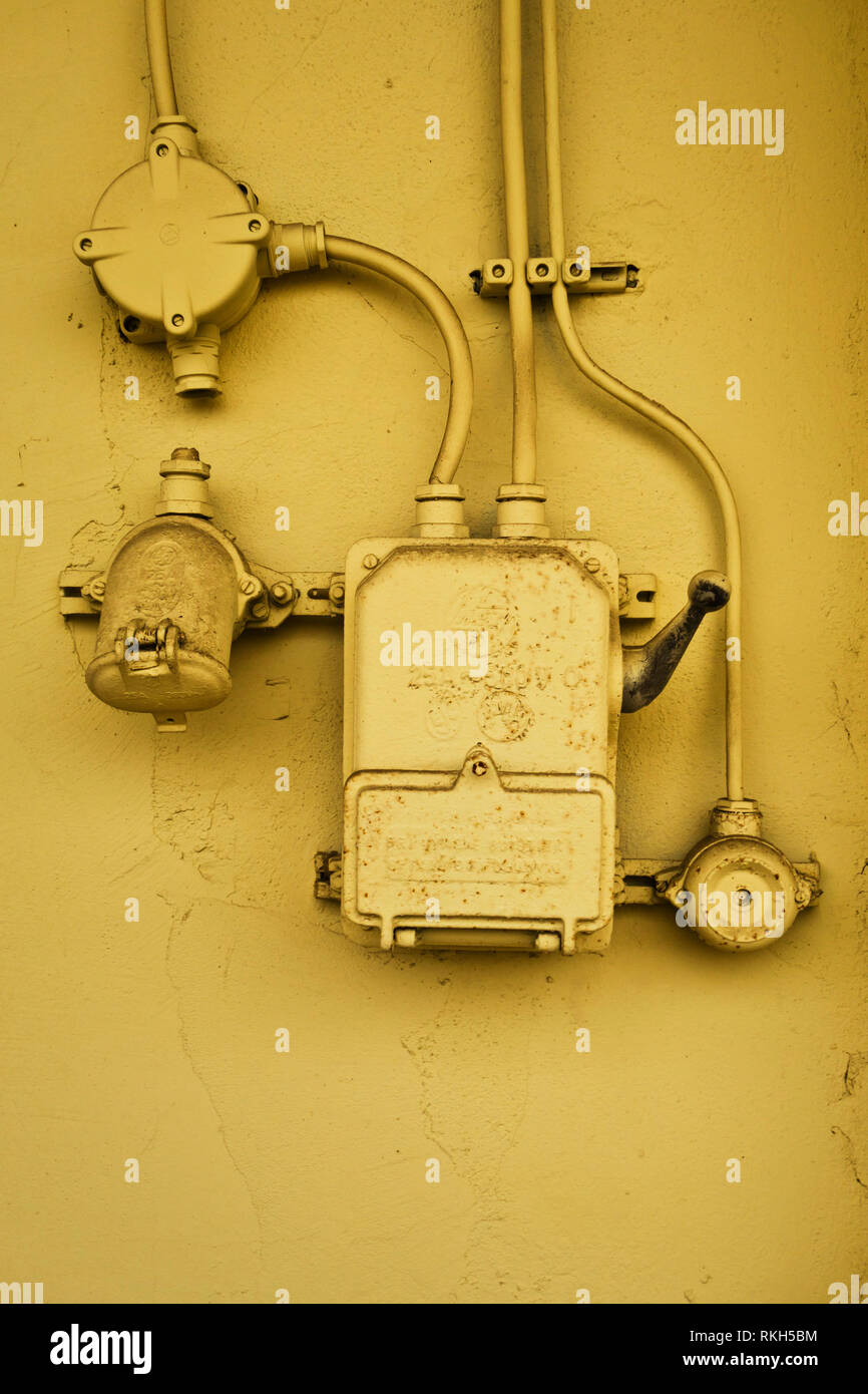 Abstract tubes industriels et appareils, jaune sur jaune Banque D'Images