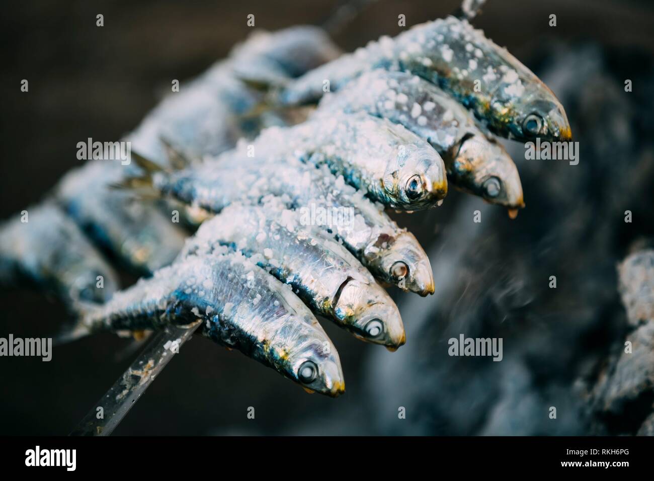 Espetos - broche avec sardines poisson dans le feu. Cuisine espagnole. Banque D'Images