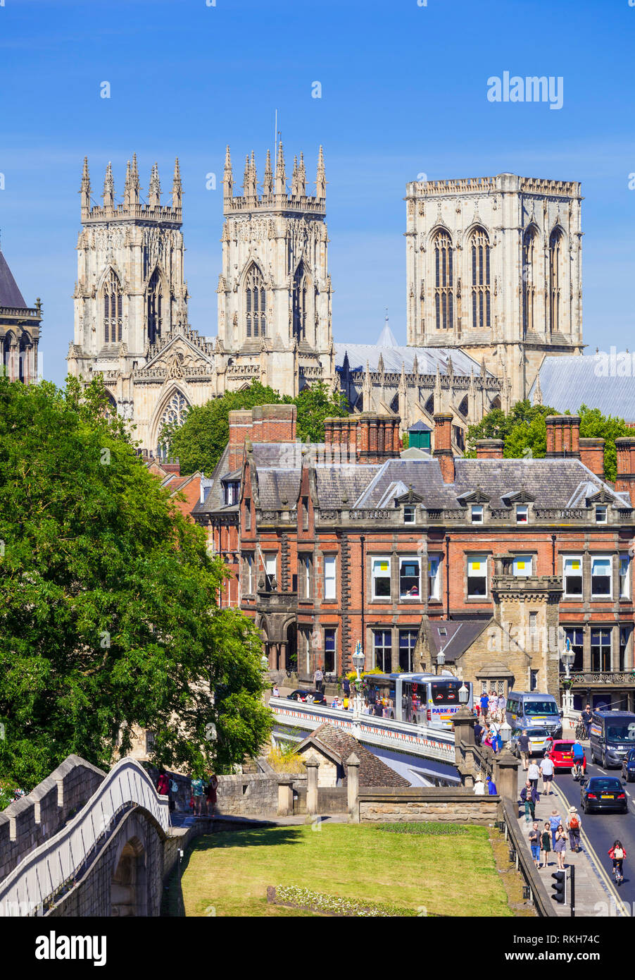 La cathédrale de York et d'une partie de l'enceinte historique de la ville le long de la route de la station York Yorkshire Angleterre UK GB EU Europe Banque D'Images