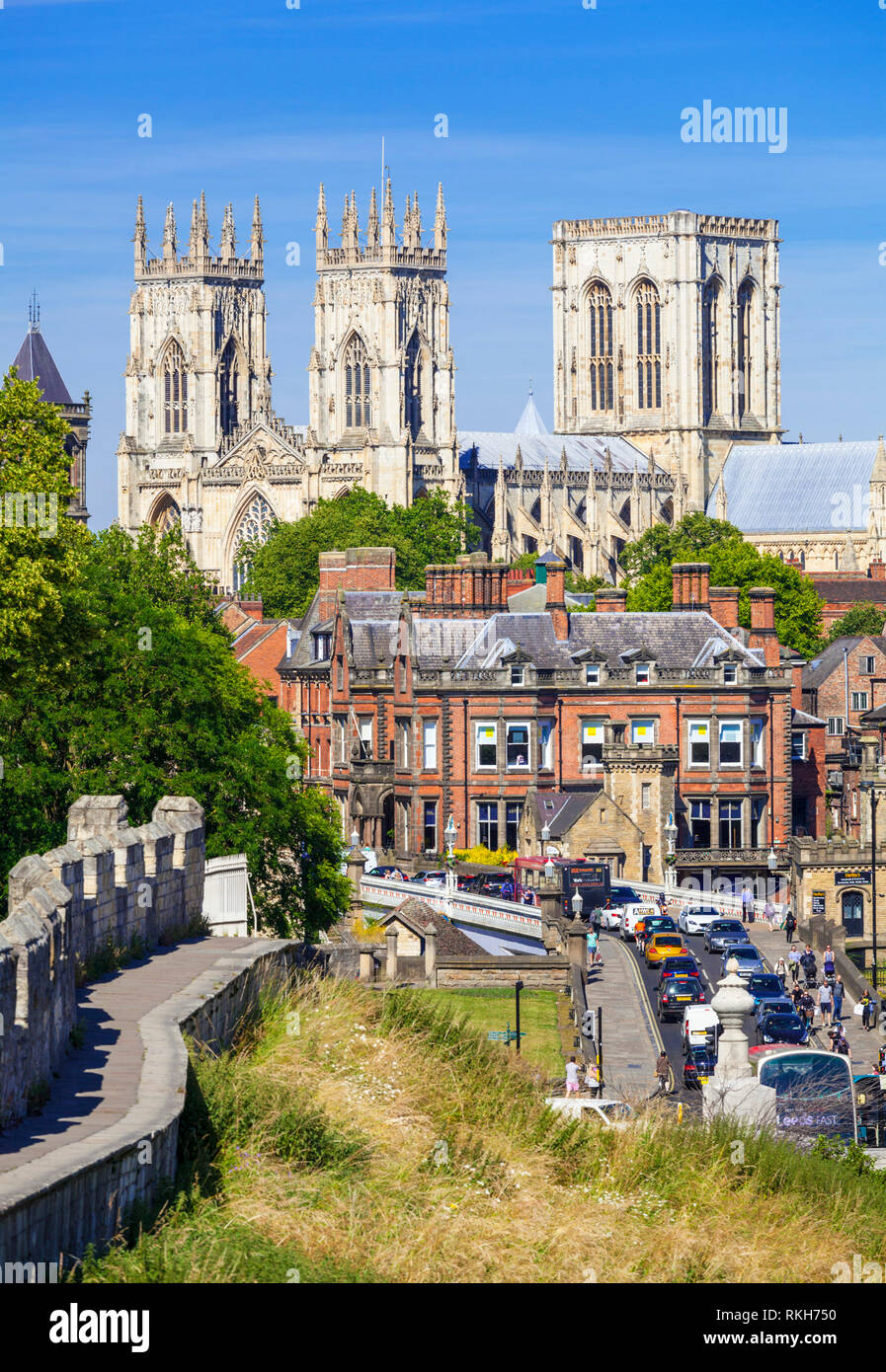 La cathédrale de York et d'une partie de l'enceinte historique de la ville le long de la route de la station York Yorkshire Angleterre UK GB EU Europe Banque D'Images