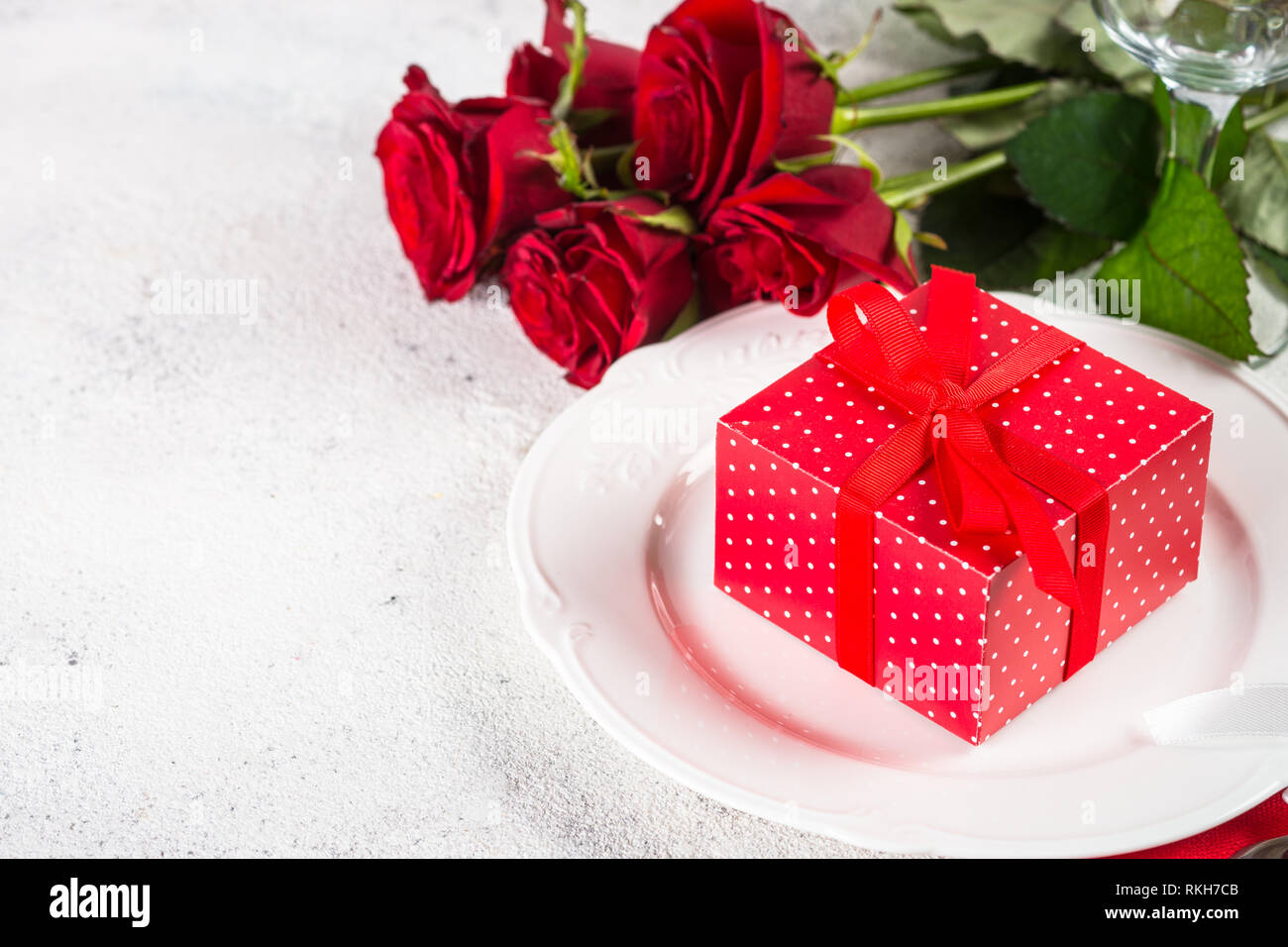 Maison de la table, avec la plaque, roses et d'aujourd'hui. Banque D'Images