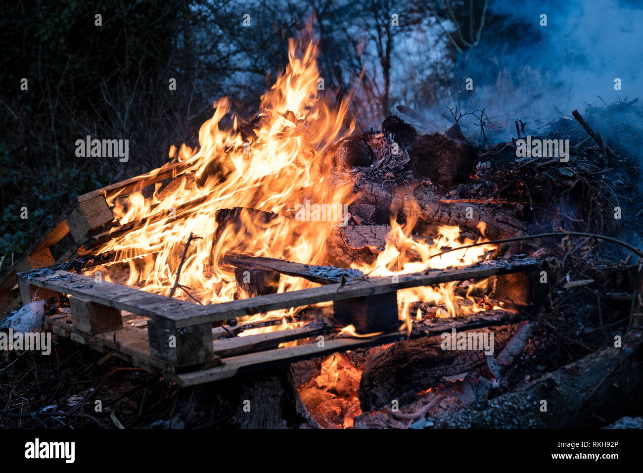 Un feu de palettes en bois et le jardin d'un pinceau Photo Stock - Alamy