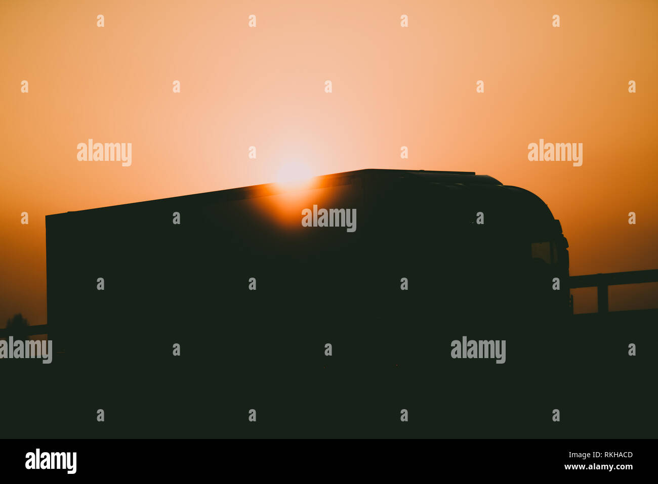 Conduire un camion au coucher du soleil - transport logistique service concept Banque D'Images