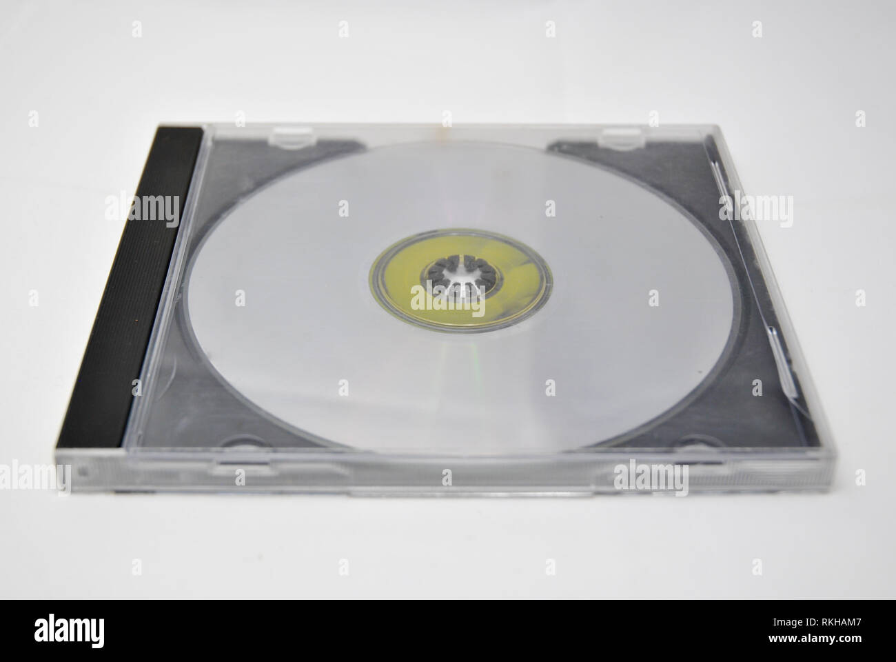 Un seul disque compact dans un cas fermé Banque D'Images