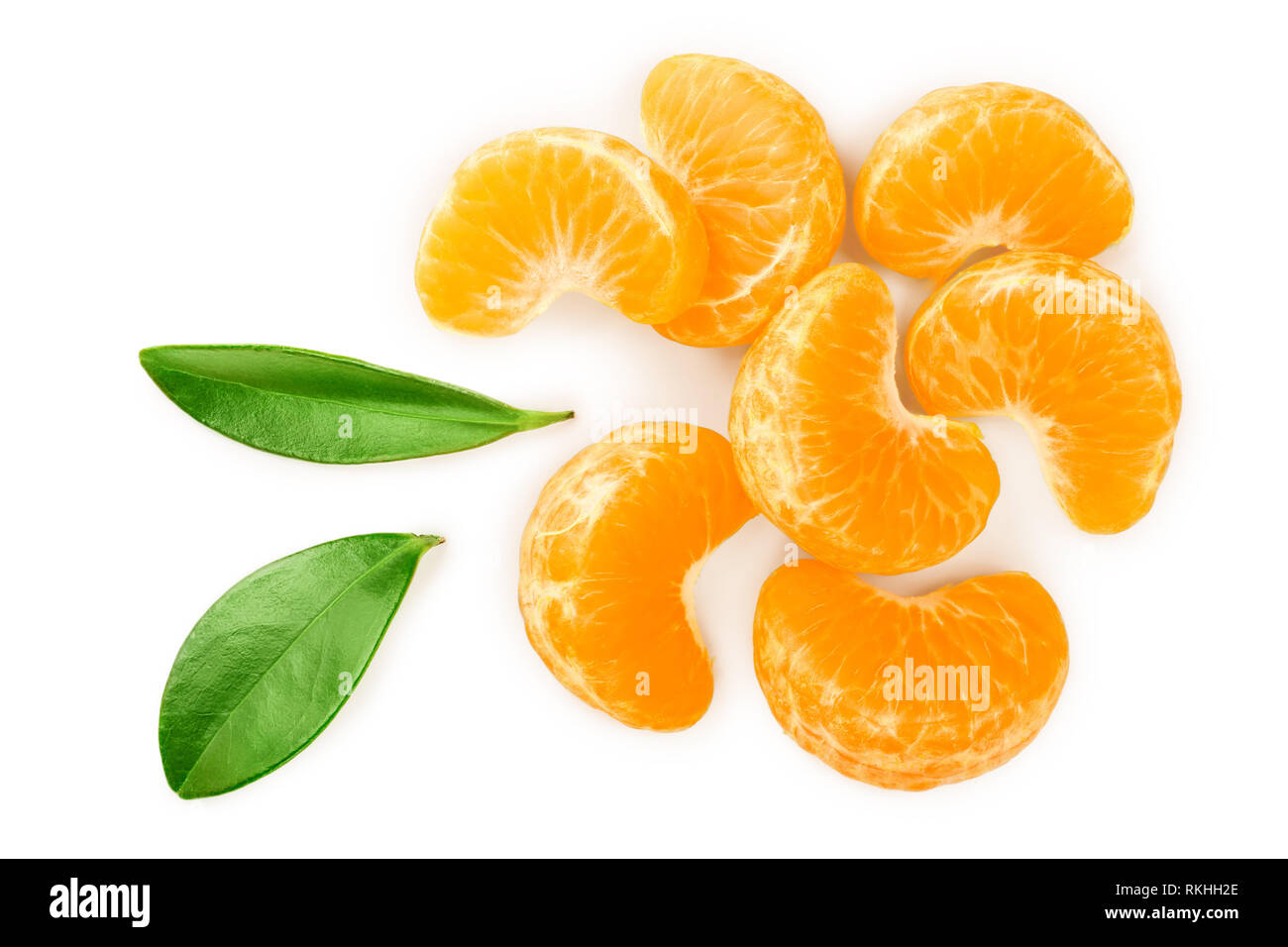 La mandarine ou des tranches de mandarine avec des feuilles isolées sur fond blanc. Vue d'en haut. Mise à plat Banque D'Images