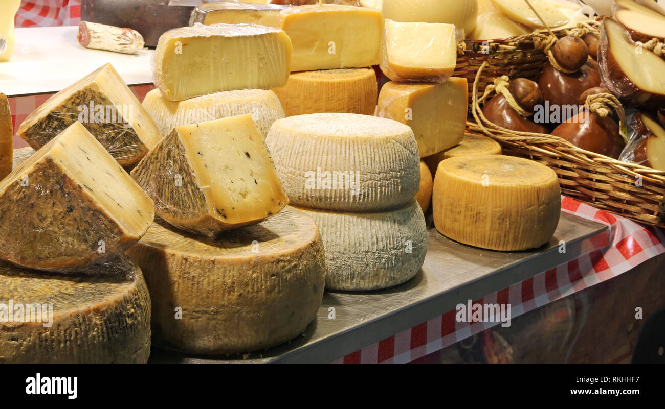 Fromage de brebis et plus aliments italiens pour la vente au marché local Banque D'Images