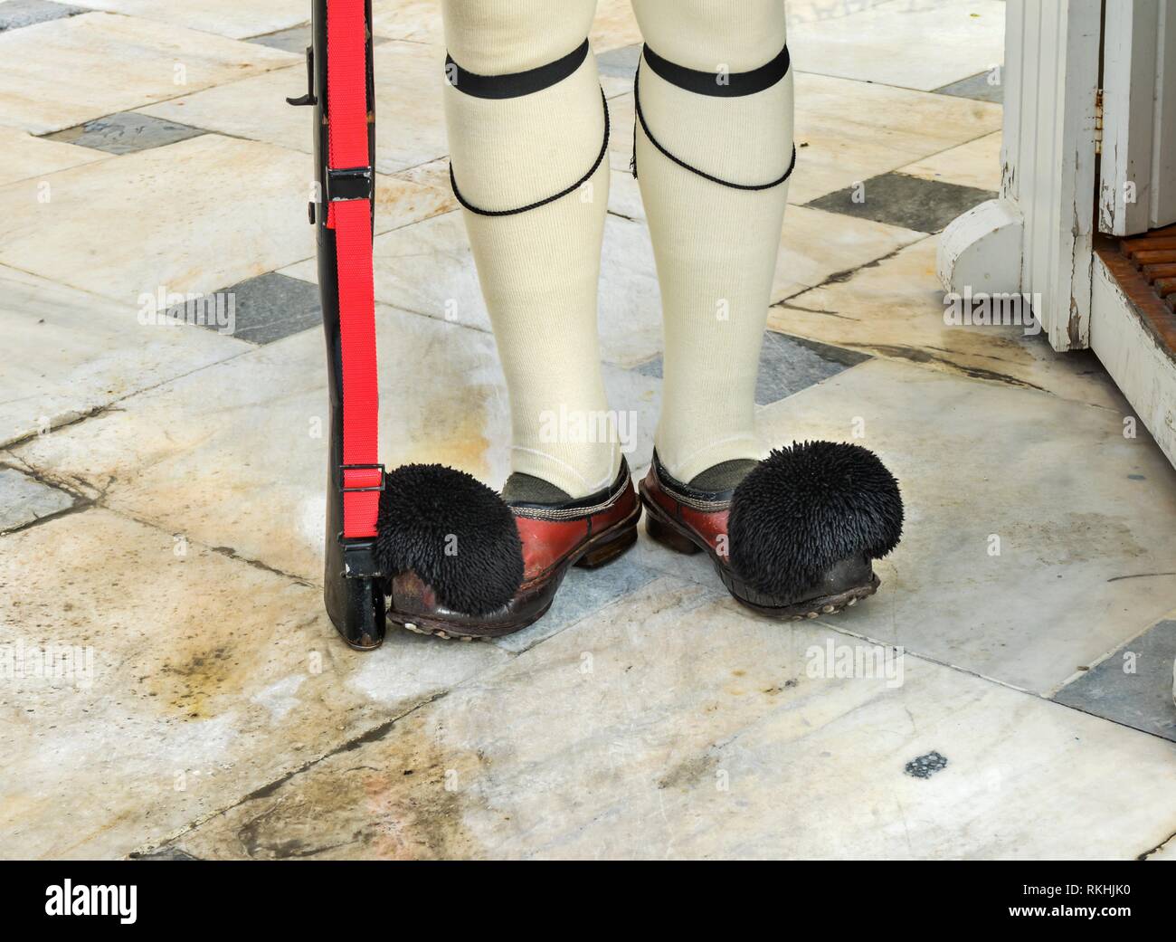 Evzones Chaussures garde présidentielle relève de la Garde tombe de soldats  inconnus la place Syntagma devant le Parlement d'Athènes en Grèce Photo  Stock - Alamy