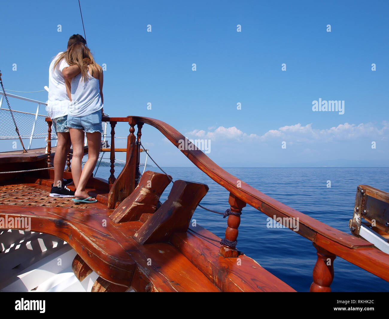 Un jeune couple sur le bateau face à la mer Banque D'Images