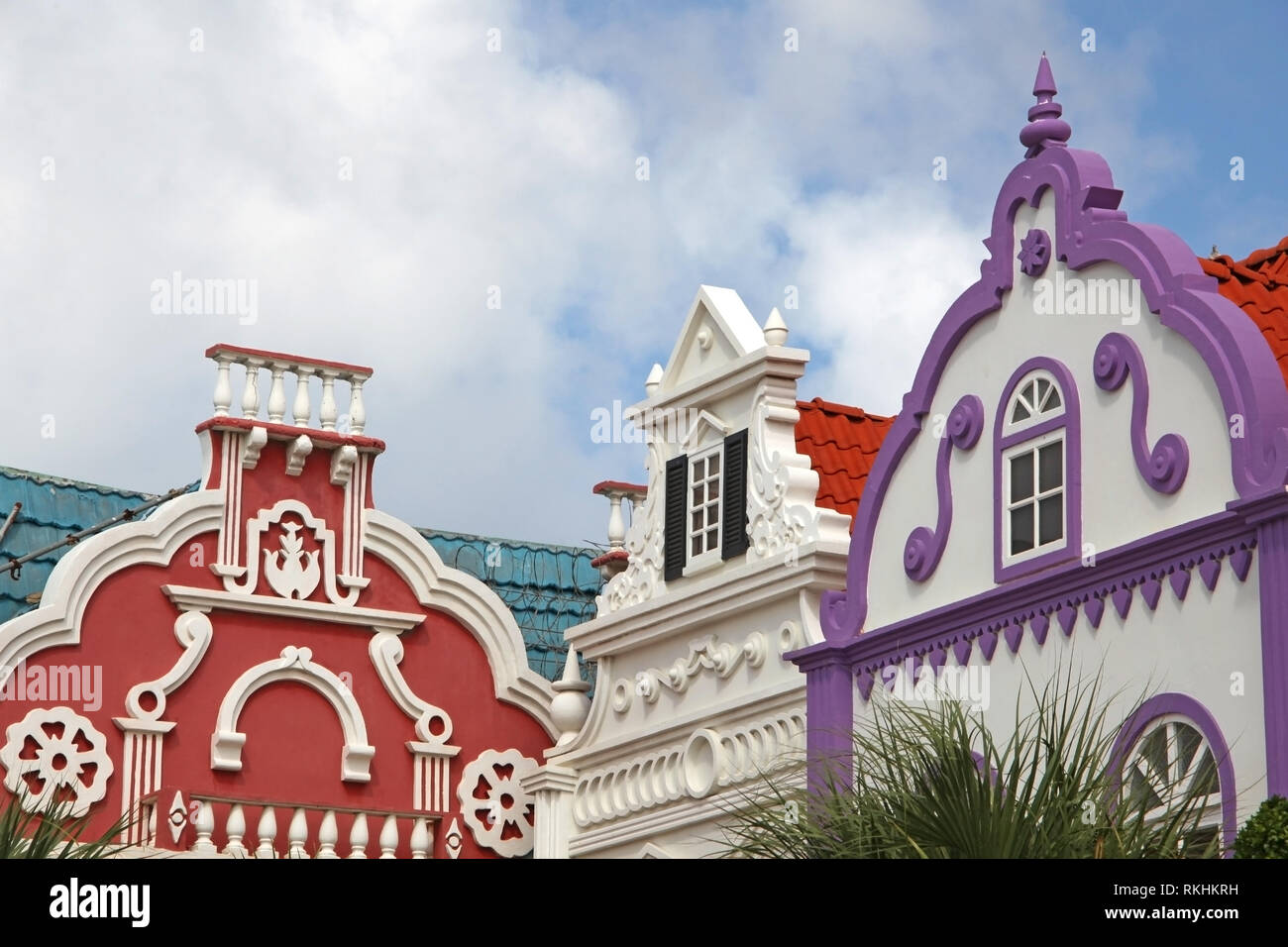 Les couleurs vives typiques de rouge, vert et violet architechture peint d'Aruba, Curaçao et Bonaire, des Caraïbes. Banque D'Images