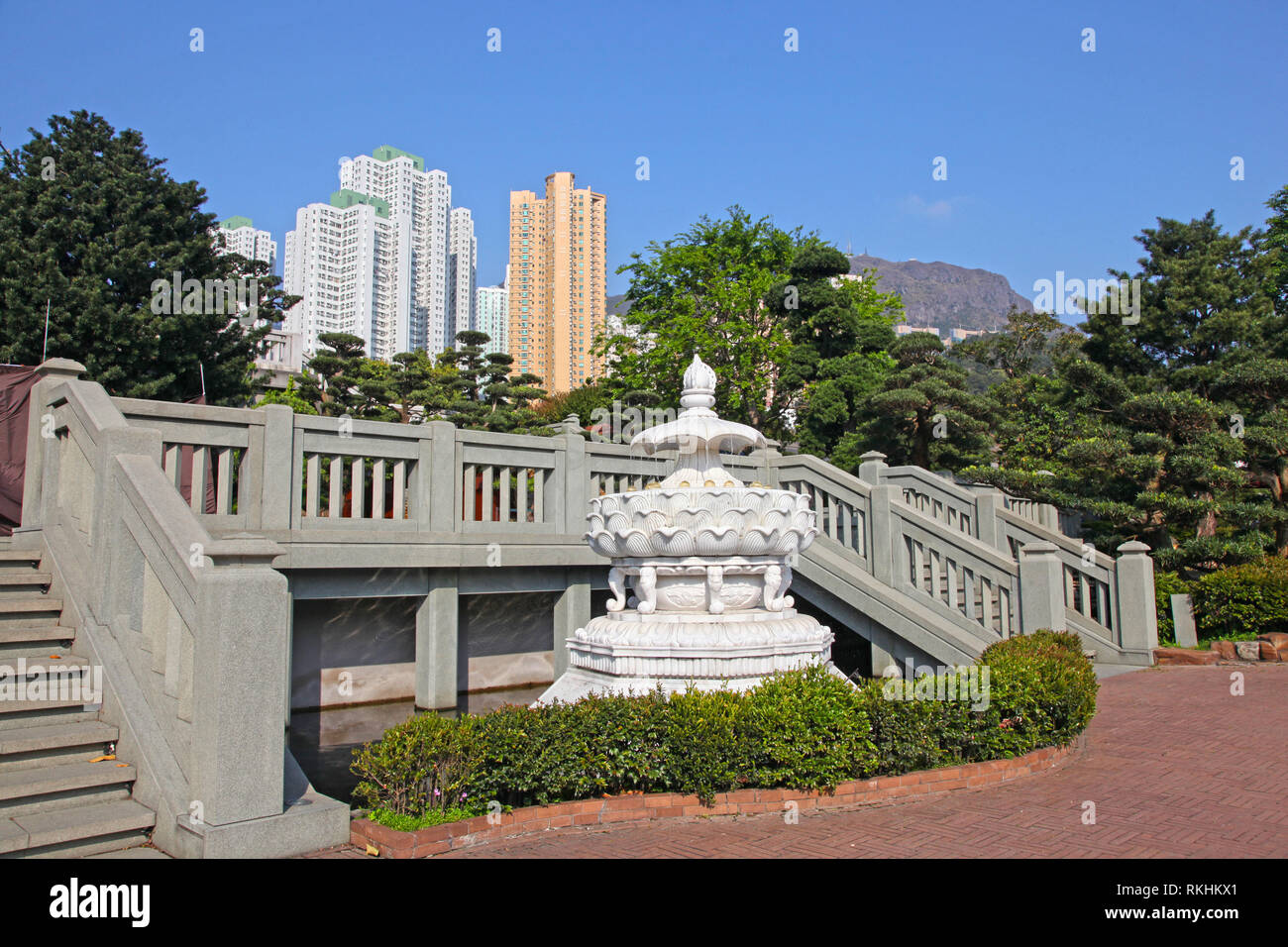 Fleur de lotus blanche fontaine dans Nan Lian Garden près de Chi Lin Nunnery ville skyscrappers avec en arrière-plan, Hong Kong . Banque D'Images