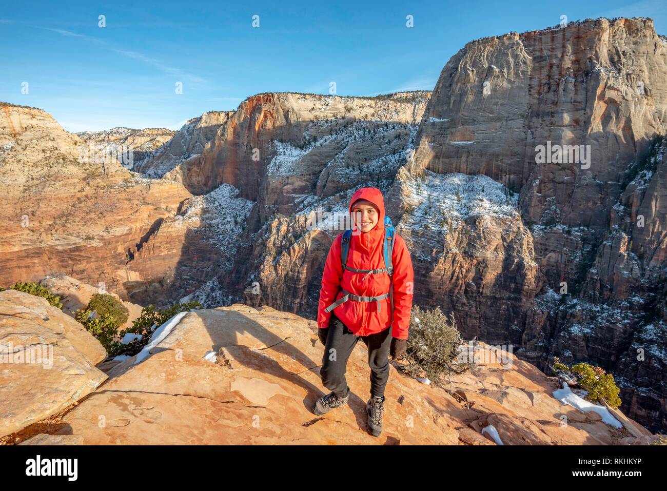 Jeune femme au sommet de Angels Landing, Angels Landing Trail, en hiver, paysage de montagne, Zion National Park, Utah, USA Banque D'Images